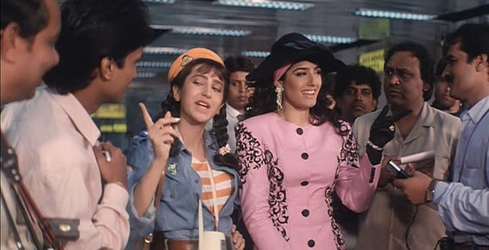 Дочь миллионера фильм. Не хочу жениться! фильм 1993 кадры. Andaz apna apna 1994. Индийский фильм andaz apna apna. 1994 хочу жениться 1994 хочу жениться.